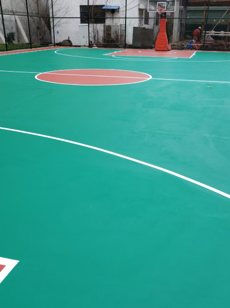 通川 球场长期使用易出现地面开裂